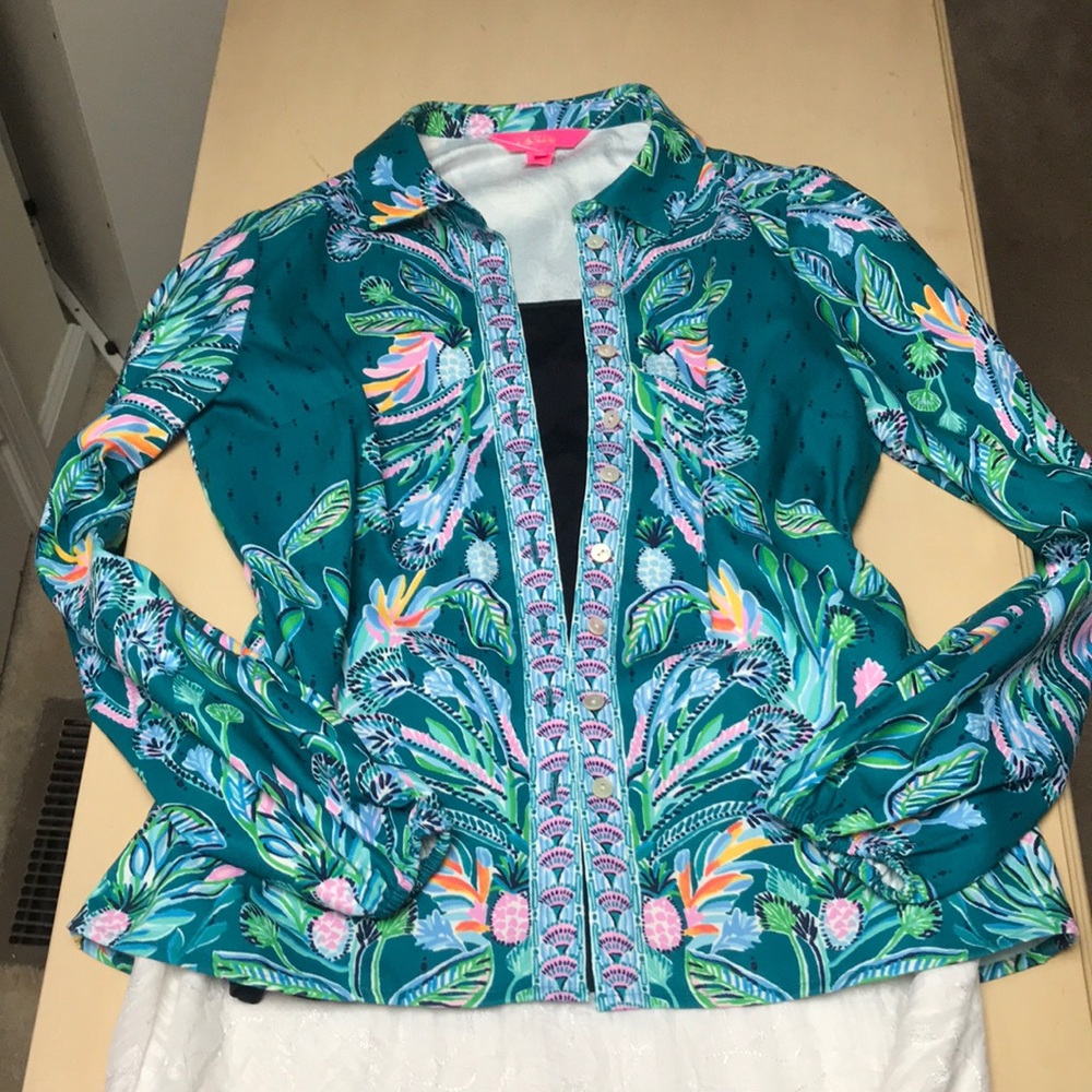 SPRING 🌸🌼🌿 NWOT Lilly Pulitzer Beautiful Jacket/Blouse w cinched cuffs. XS/S